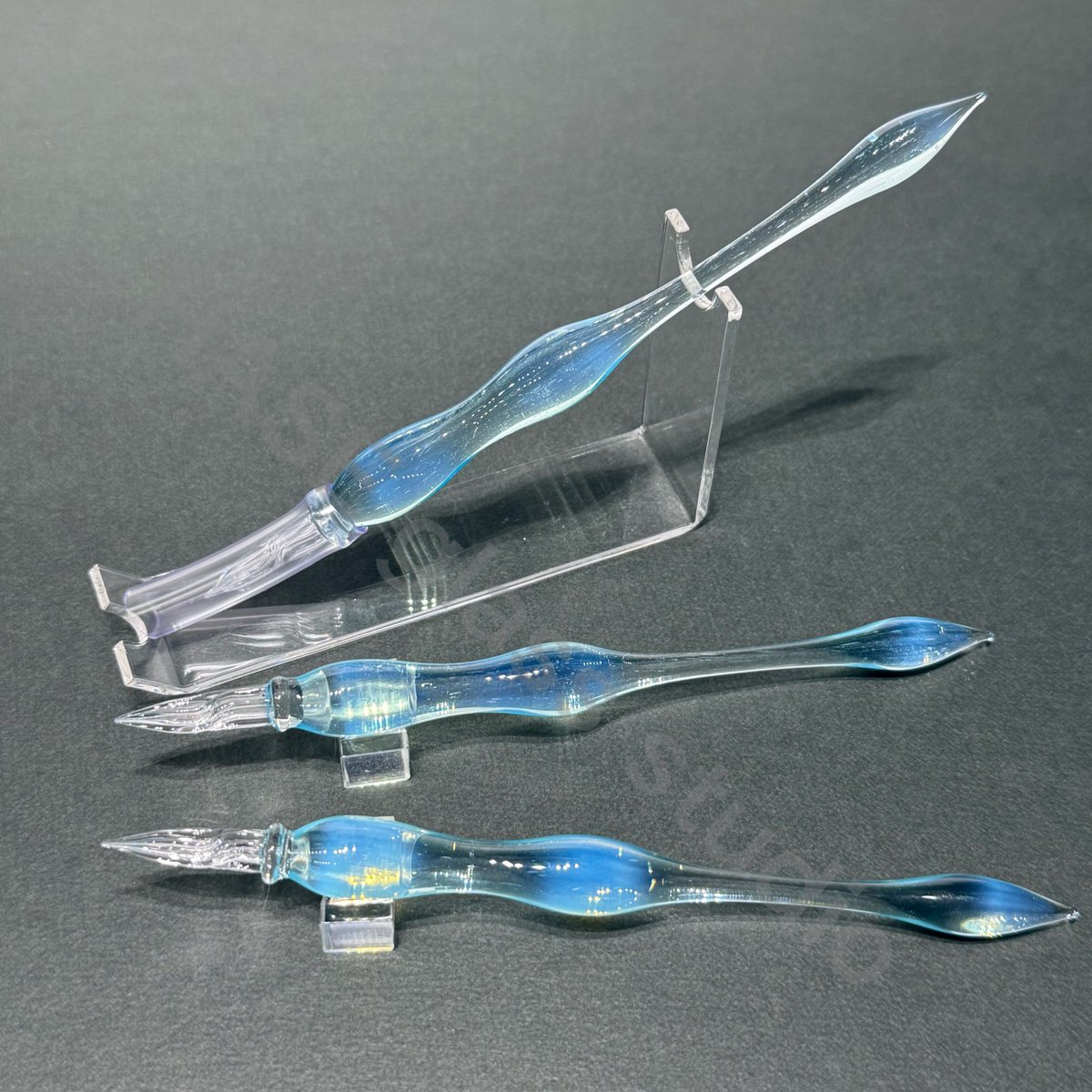haseglassworks's tweet photo. 来週末はもう札幌ペンショーなので、そちらの宣伝をさせていただきます。
灯り- SAPPORO 2026 -
サッポロペンショー限定カラー。
とても綺麗な色の軸です。ぜひ現地でご覧ください！
7/4.5の2日間、皆様にお会いできるのを楽しみにしております✨
#HASE硝子工房
#サッポロペンショー　
#ガラスペン
#灯り
