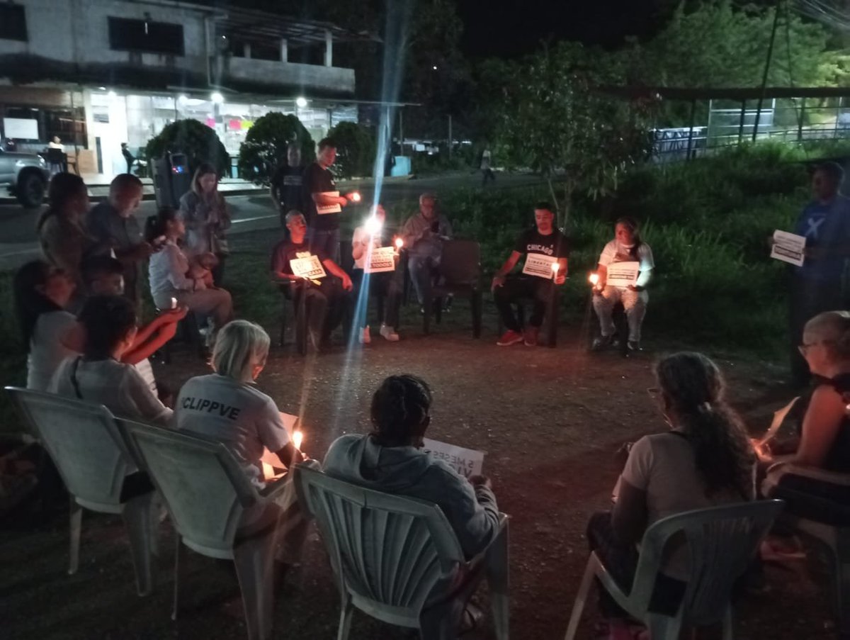 clippve's tweet photo. VIGILIA | Ya son 165 días durmiendo y exigiendo libertad desde El Rodeo I. 🇻🇪

Los familiares afirman que no se cansarán hasta que todos los presos políticos sean liberados.

¡Justicia y libertad! 

#QueSeanTodos https://t.co/n6JtCEK9sw