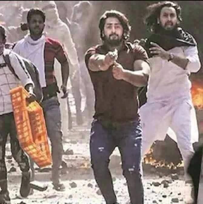 CutSmriti's tweet photo. Shahrukh Pathan fired 8 rounds at Delhi police.

BJP Police did nothing to him. He's alive.

Bharat Tiwari pointed a pistol at Bihar police.

BJP police killed him on the spot. 

Muslims are more safe than Brahmins in India. https://t.co/r3xPkGnucU