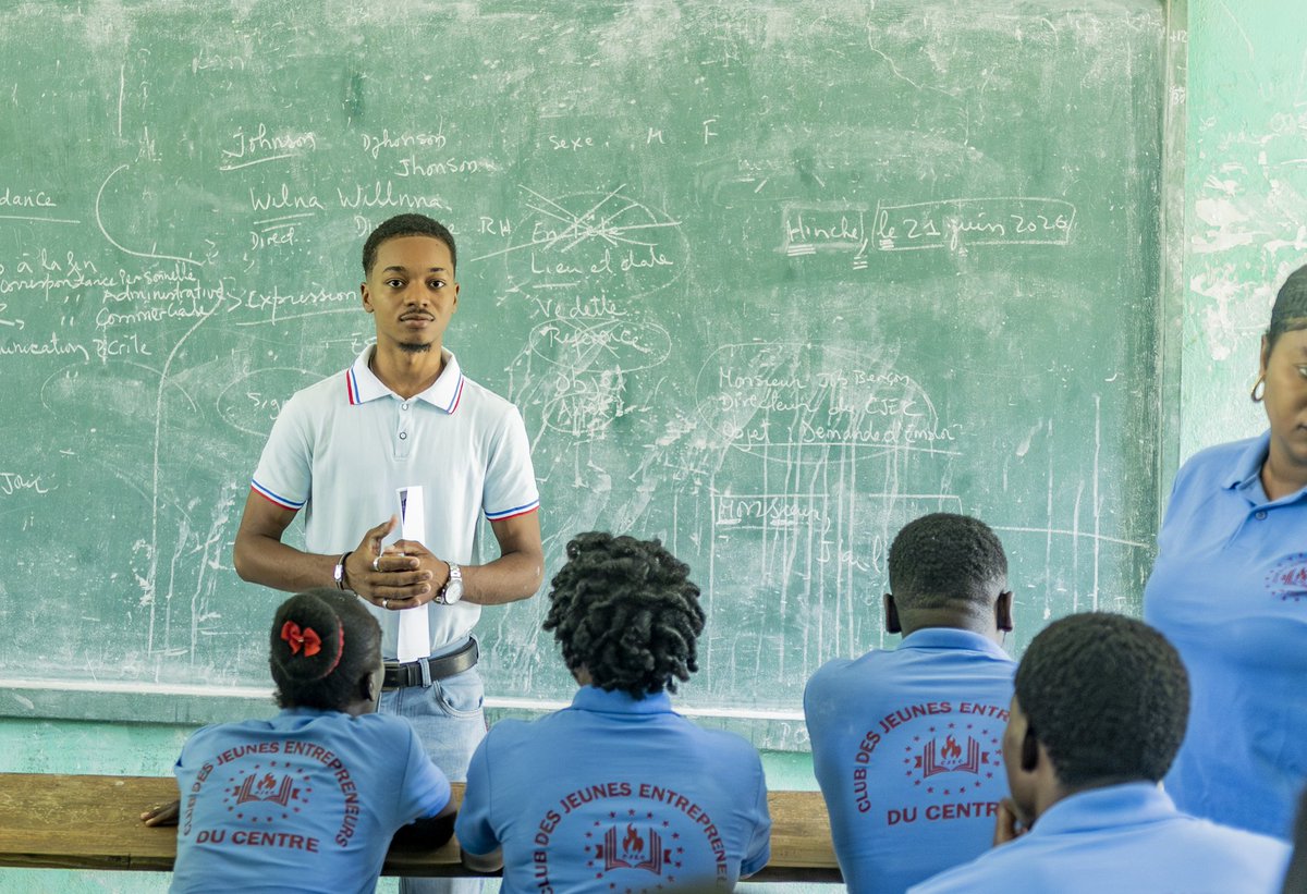 CEJEC019's tweet photo. Le dimanche 21 juin, la coordination générale du CJEC a reçu Monsieur Woodring Junior Yonel Emmanuel Pierre, fondateur de l'ECAVI. Ce dernier est venu présenter aux étudiants de la 10e promotion du CJEC une formation intensive en marketing digital dénommée PACKAGE . Cet événement aura lieu le samedi 27 juin 2026 à la Bibliothèque municipale de Hinche.
