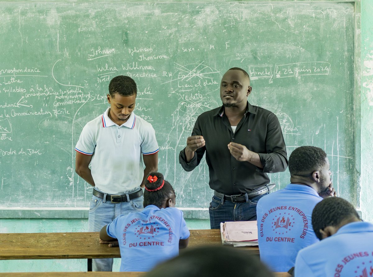CEJEC019's tweet photo. Le dimanche 21 juin, la coordination générale du CJEC a reçu Monsieur Woodring Junior Yonel Emmanuel Pierre, fondateur de l'ECAVI. Ce dernier est venu présenter aux étudiants de la 10e promotion du CJEC une formation intensive en marketing digital dénommée PACKAGE . Cet événement aura lieu le samedi 27 juin 2026 à la Bibliothèque municipale de Hinche.