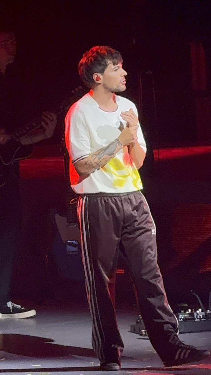 LouisWT91World's tweet photo. 📸| Louis Tomlinson on stage at #HDWGHWTAustin

— amyshaped https://t.co/OAt0wGcrYb