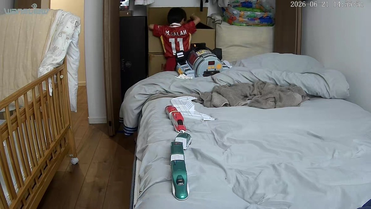 Tkliver's tweet photo. 我が家のサラー(3歳児)は親にバレないと思って、隠してたプラレールを取り出すことに必死です。バレてます。 https://t.co/ajWcmoZWEe