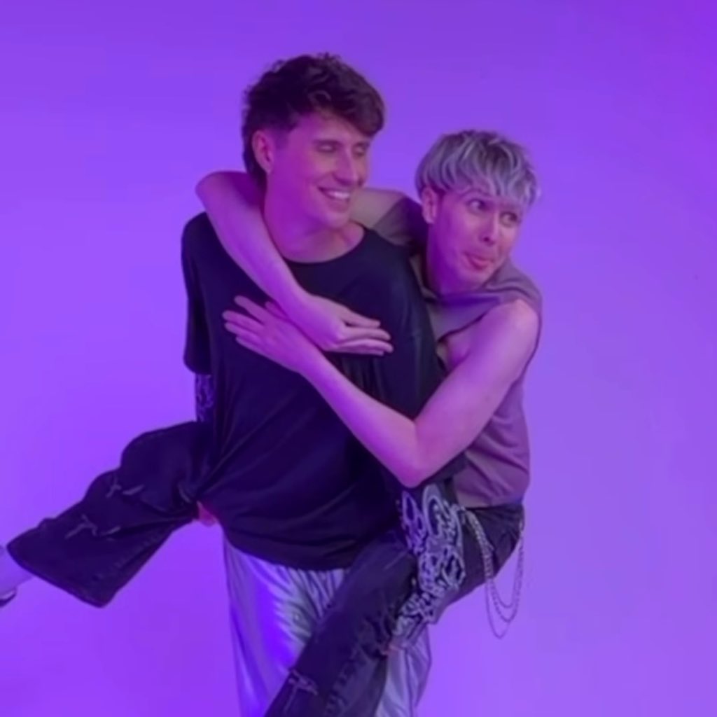 _SavoyTrufflez_'s tweet photo. Someone tell 27 year old Dan Howell crying on a balcony before introverts cuz he felt like a hypocrite for still being in the closet that he’s about to go on tour for the first time with his boyfriend as an out couple https://t.co/AKrt31F3yO