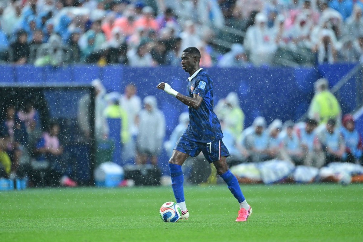 1ffr_'s tweet photo. حين يهطل المطر، أول من يأتي ببالي أنت 💙💙
#dembuz https://t.co/yTjfOE8fJ8
