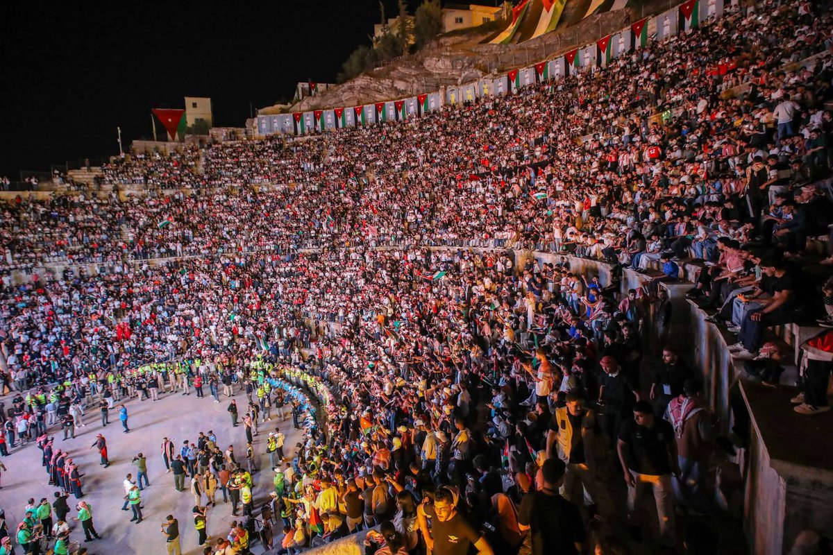 0suhaib_'s tweet photo. 🇯🇴🏛️ This is how Jordan fans watched a World Cup match at 5:00 AM in a 1,900-year-old Roman theatre! 🤩
Jordan vs algeria
#كاس_العالم_٢٠٢٦ https://t.co/BsCuzdFfaj
