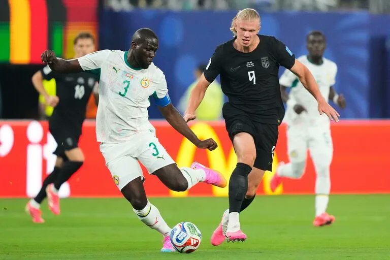 lineamx's tweet photo. ¡Partidazo épico en la Copa del Mundo! 🇳🇴 3️⃣ - 2️⃣ 🇸🇳

​En un choque electrizante lleno de emociones y volteretas, la selección de #Noruega 🇳🇴reaccionó a tiempo para superar la resistencia de #Senegal y sumar tres puntos de oro en la fase de grupos.

​⚽ 42' | ¡Gol de Pedersen! Abre el marcador para adelantar a los nórdicos antes del descanso.

⚽ 47' | ¡Gol de Erling Haaland! Arranca con todo el complemento y firma el segundo de la jornada.

⚽ 52' | ¡Gol de Ibrahima Sarr! Descuento inmediato de Senegal para ponerle drama al encuentro.

⚽ 57' | ¡Doblete de Erling Haaland! El delantero aparece con letalidad para recuperar la ventaja.

⚽ 90' | ¡Gol de Ibrahima Sarr! Doblete del senegalés que acorta distancias en el último suspiro.
