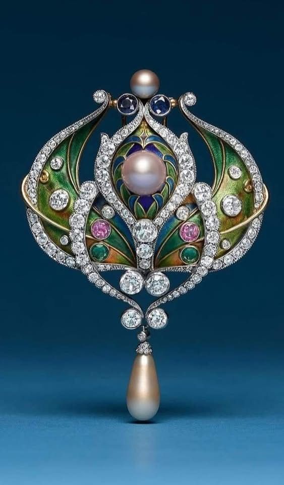 Pasthetique's tweet photo. A masterpiece of Art Nouveau, adorned with pearls and diamonds. https://t.co/tJ8nHu9f4V