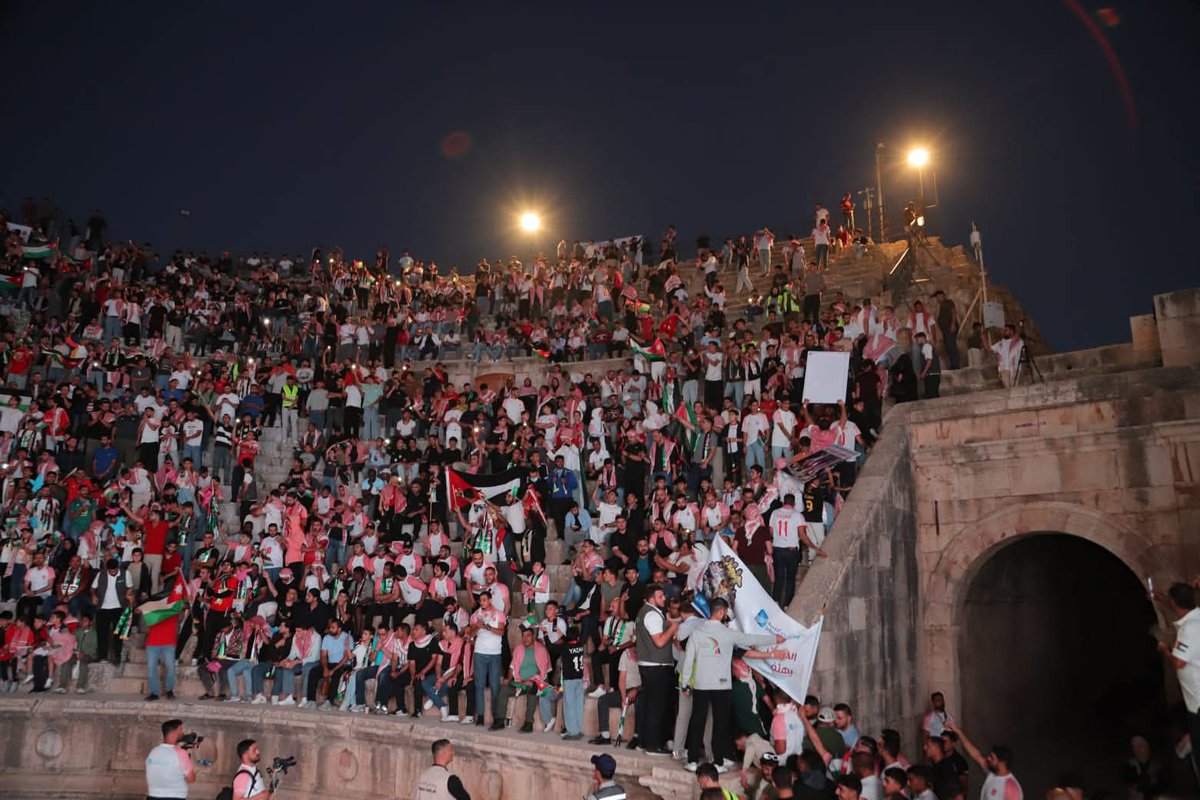 Laith_ziod's tweet photo. احنا اللي صحينا الشمس من نومها ... واحنا اللي زينا جدايل يومها ❤️🇯🇴

المدرج الجنوبي في جرش الان https://t.co/fXUrttpejq