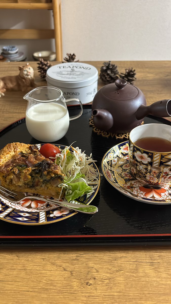 s_victorian's tweet photo. 🫖TEAPOND 🇯🇵
CEYLON UVA
DICKWELLA
GOLDEN TWIST🇱🇰☕️
スリランカ・ウバ州の紅茶
エキゾチックで落ち着いた
スパイシーさとシルクの
柔らかさ
ウッディなニュアンスを含んだ
濃密な蜂蜜の甘い香り
キッシュを添えて
#紅茶
#teatime
#木漏れ日のお茶会
#茶好連 https://t.co/GKrFImpHub