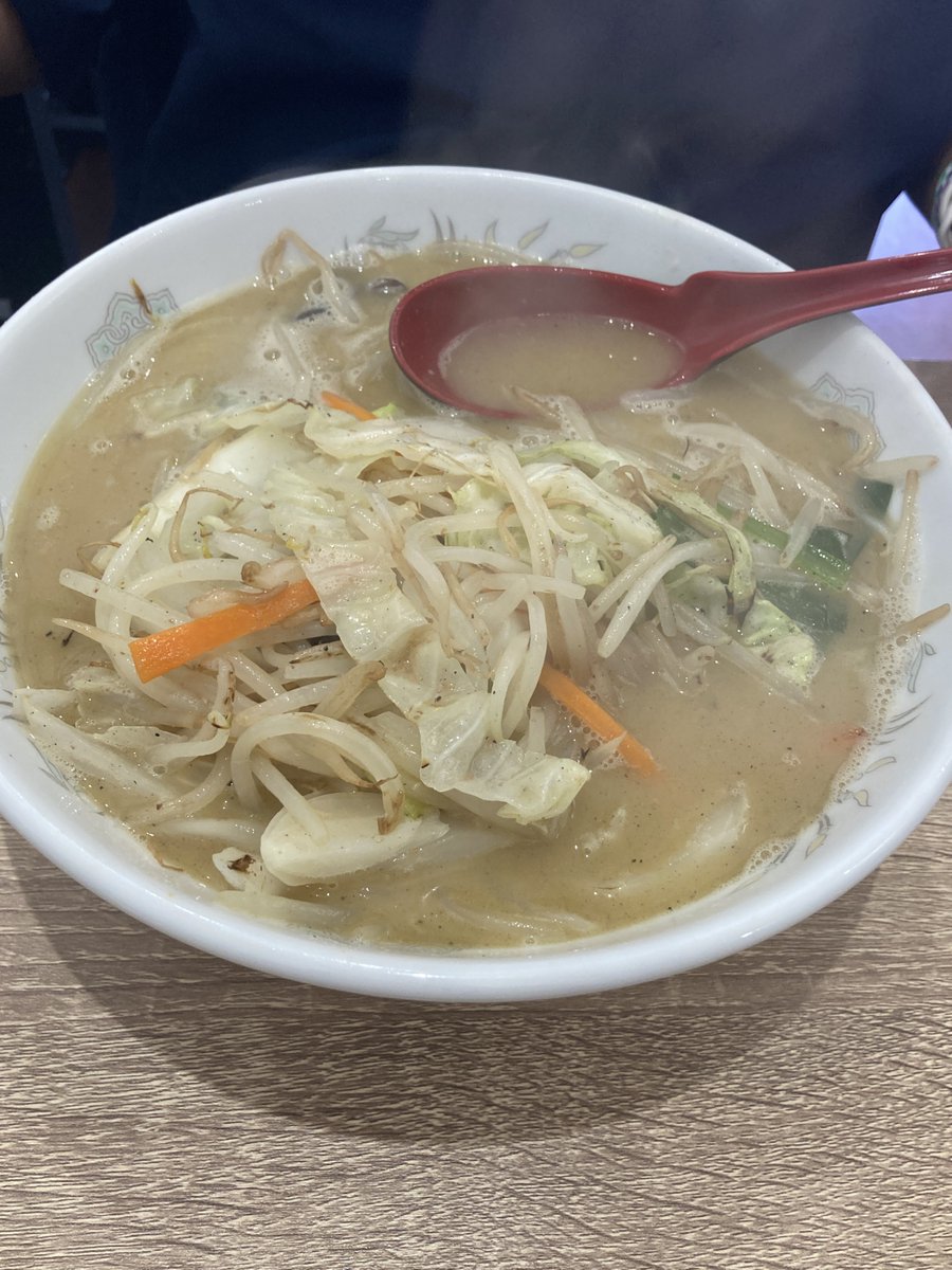 EimeiSa's tweet photo. 《#湘南ラーメンさんかく》 休みだろうと思っていたが暖簾が出てたんで訪問。並ばず入れたのはラッキーだった。特製みそ、ヤサイラーメンを頼んだ。梅雨の晴れ間で暑い日に味噌。汗だくの完食だった。
#平塚ランチ
#特製みそ
#ヤサイラーメン https://t.co/rcEL1epmIv
