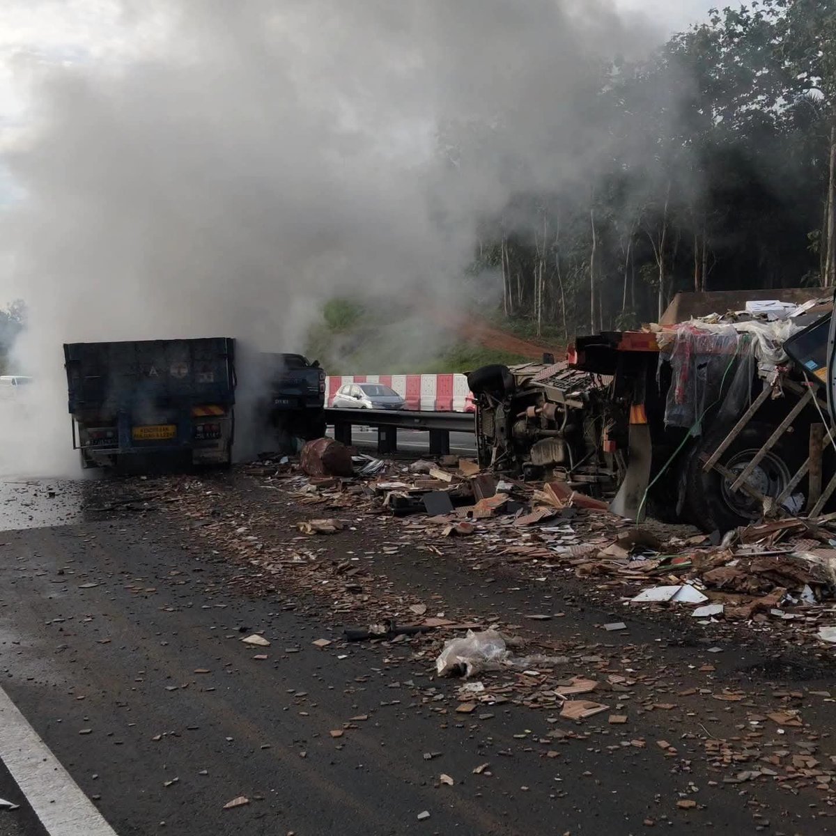 mynewshub's tweet photo. JOHOR 23/6/26

Kemalangan melibatkan beberapa buah kenderaan di Lebuhraya Plus, KM31.9 Sedenak arah selatan.

Beberapa kematian dilaporkan berlaku setakat ini.

Maklumat lanjut menyusul

Sumber ➡️ Media sosial https://t.co/pXYjYU46Ec