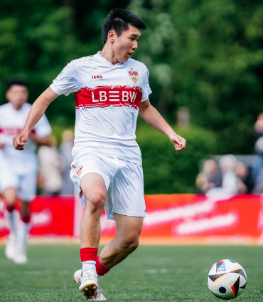 HotpotFootball's tweet photo. BREAKING🚨
According to Chinese media, Alexander Xie Chujun is about to sign with CSL club Qingdao West Coast. The 19 yo🇨🇳MF played for China U19 NT at Toulon Cup and just left VfB Stuttgart U19 earlier this month. He had a trial at Shanghai Shenhua in Jan.
#CSL #CSL2026 https://t.co/FM5QQuo4gr