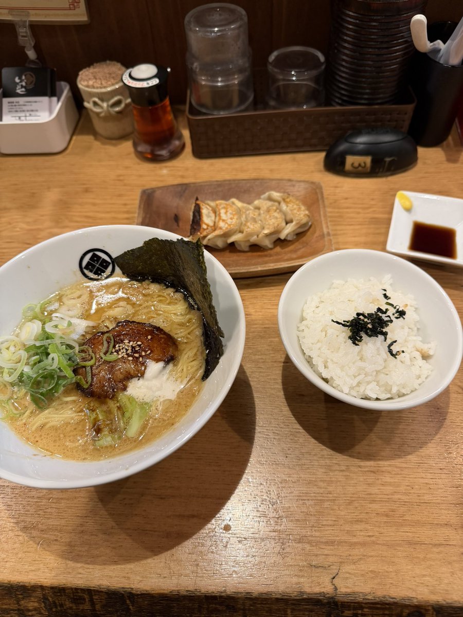 marsa0119's tweet photo. 不定期飯テロ
今日は朝から買い物に出掛けた帰りに
よく行くラーメン屋に行きました
お冷がレモン水なので口直しにちょうどいい感じです https://t.co/0CiGCTw9ZL