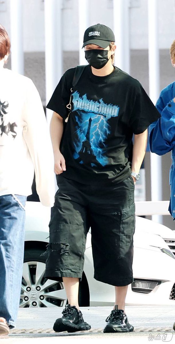Joonsbase's tweet photo. HE SO BIG

Have a safe flight namjoon!
Have a safe flight RM! https://t.co/B460ZWsFBX