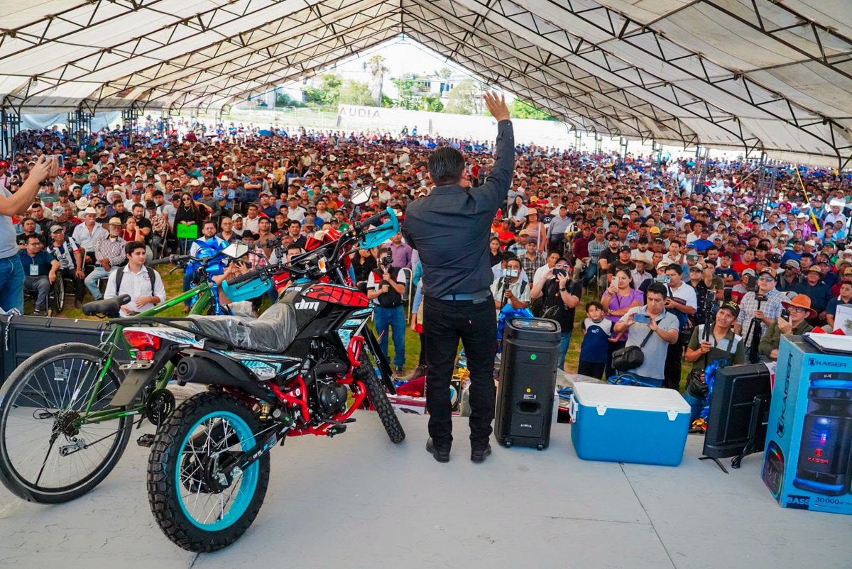Juan_OrtizMX's tweet photo. 🗳️📌ALCALDE RIFA MOTOS Y CUATRIMOTOS EN MUNICIPIO CON 94% DE POBREZA

Bladimir Hernández Álvarez es alcalde de Morena de Las Margaritas, Chiapas.

Y rifó motocicletas, cuatrimotos, bicicletas, pantallas, refrigeradores y otros regalos por el Día del Padre.

El evento reunió a unos 8 mil padres.

El problema es la opacidad.

El alcalde no transparentó cuánto costó la rifa.

Tampoco explicó si salió del presupuesto municipal, de donaciones privadas, de proveedores o de recursos personales.

Ese dato importa más en un municipio donde alrededor de 94% de la población vive en pobreza.