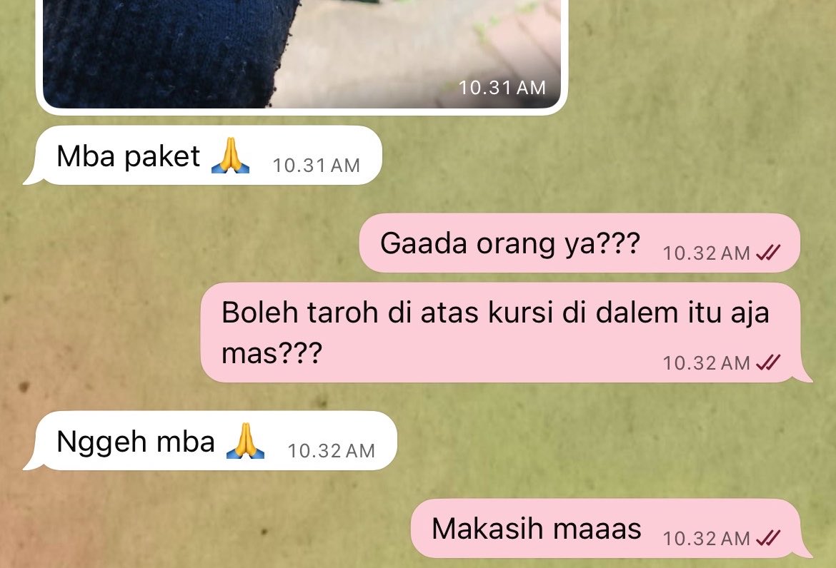 shitpostingbyme's tweet photo. Hari ini dichat sama abang kurir, terus aku menangis. Karena biasanya mamah yang terimain paketkuu huhu https://t.co/Wao1EI5Vdz