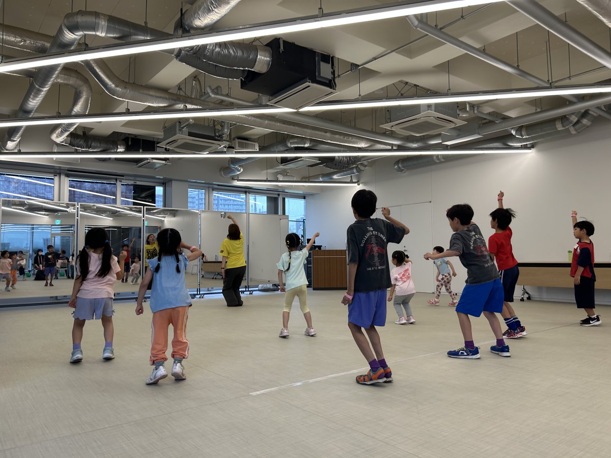 TokyoSunrockers's tweet photo. 【イベントレポート🗒️】
「本町CC 1st Anniversary Event with おとなりサンデー」に参加しました！
ダンススクール生がオープニングでパフォーマンスを披露📣
さらに体験会も実施し、地域の皆さまとダンスの楽しさを共有できた一日となりました✨

詳細はこちら👇
🔗 https://t.co/TfP6twXDPZ

#サンロッカーズ渋谷 #東京サンロッカーズ #Bリーグ