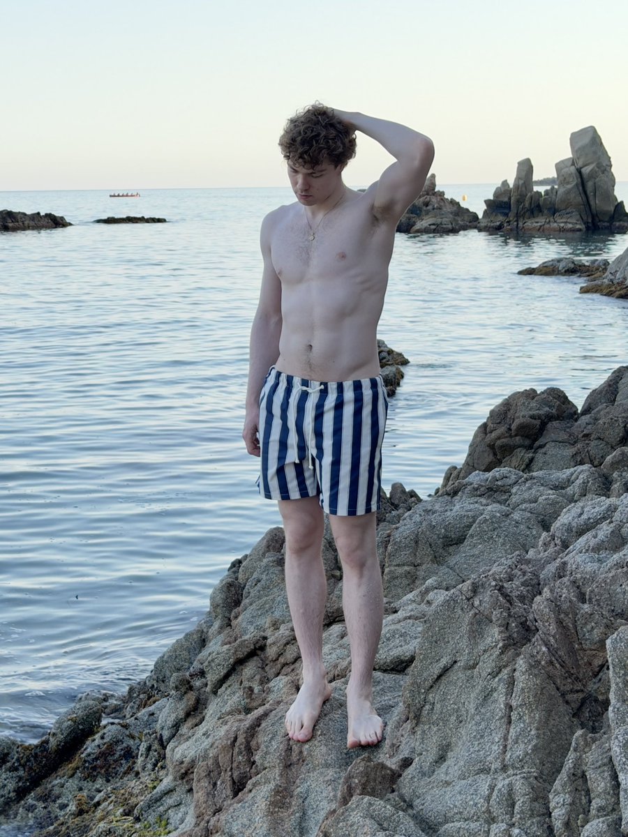 giostooo's tweet photo. Chilling at the beach https://t.co/QMw9imzqVt