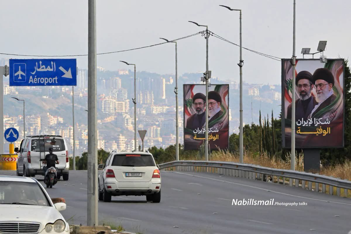 MayaKhadra's tweet photo. Le Liban avait réussi, après l’élection de Joseph Aoun, à faire disparaître toute forme d’affichage partisan, en particulier les panneaux liés au Hezbollah, sur l’autoroute menant à l’aéroport.

La donne a changé après la signature du MoU. Le Hezbollah fait son retour sur cet axe avec des affiches montrant Khamenei, père et fils, accompagnées du slogan : « Merci à l’Iran fidèle ».