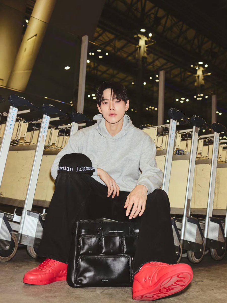 beyourNUBDAO's tweet photo. ꔛ ⭐
IG Update : oueiija (1)

“ Heading to SS27 
@.c.syresmith @LouboutinWorld 
#ChristianLouboutin ”

DAOU In ChristianLouboutin
#DAOUATSS27PARISFW
#DAOU #ต้าห์อู๋ 
#byNUBDAO https://t.co/DbMQE0vUYZ