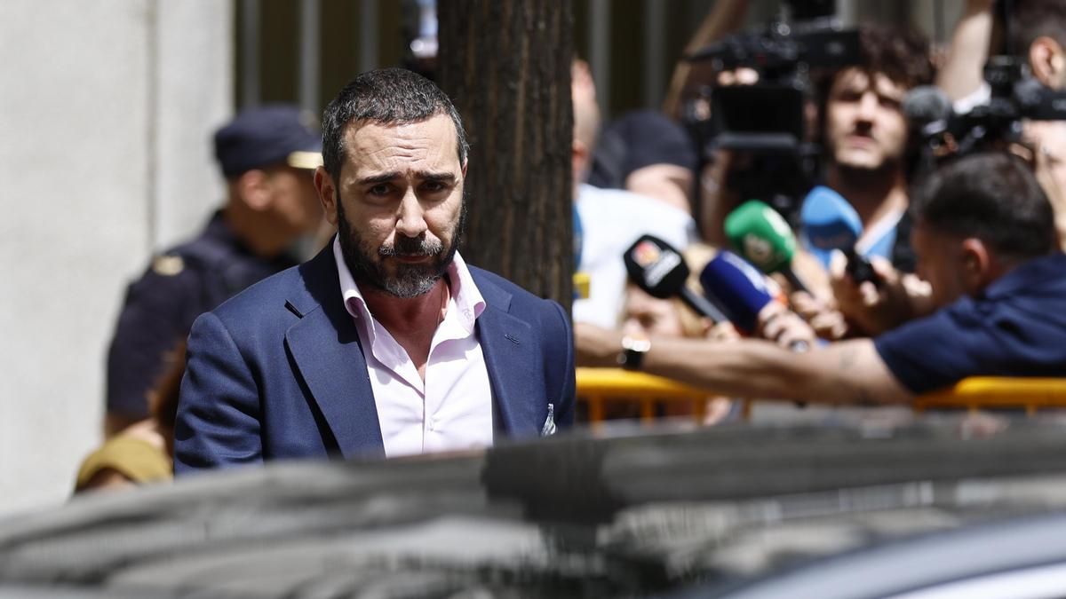 carnecrudaradio's tweet photo. El corruptor, Víctor de Aldama recibe una pena de 4 años de cárcel y no entrará en prisión como premio a su colaboración. Aunque en lo que ha contado había mentiras, conjeturas sin prueba y hechos que ya se sabían, según se deduce de la sentencia. 

Quien la hace, la paga, menos si eres de los que pueden hacer y haces. El angelito vuela libre pese a tener pendiente el juicio por el fraude de 185 millones en hidrocarburos #EDITORIALCRUDO de hoy: https://t.co/8v98iLVjAF