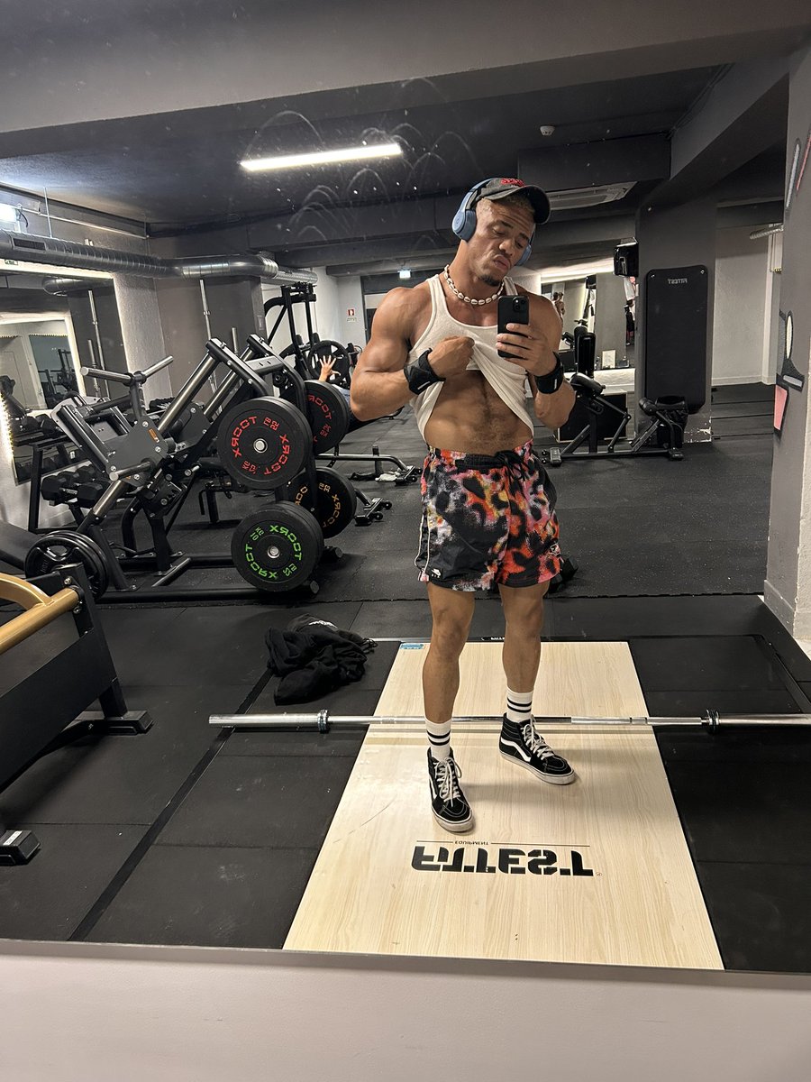 TheBadReed's tweet photo. Shoulder Day!

The grind doesn’t stop. Last day in Portugal had to get to the lab 🧪 https://t.co/B5aEO31z2f