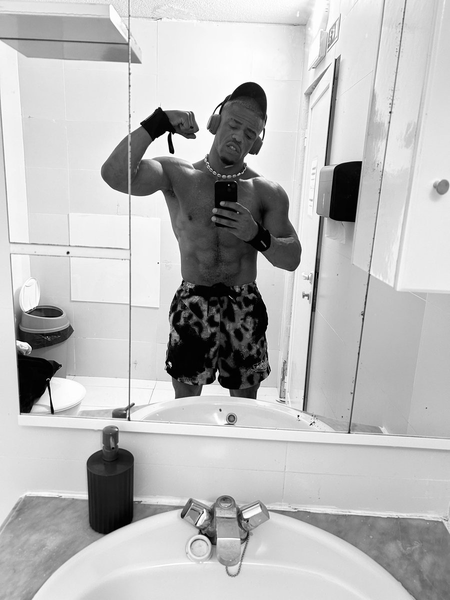 TheBadReed's tweet photo. Shoulder Day!

The grind doesn’t stop. Last day in Portugal had to get to the lab 🧪 https://t.co/B5aEO31z2f