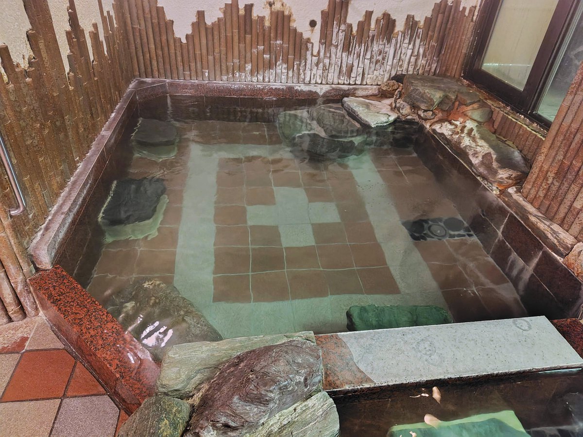 azu_nee's tweet photo. #梅��島温泉 #泉屋旅館♨️ 1000円
梅ヶ島はどこも同じ混合泉の単純硫黄泉、源泉温度38.6℃なので加温しててこちらは微加温としっかり加温の2槽かけ流し😍 露天は閉鎖されてましたがめちゃめちゃいい雰囲気の内湯♥
硫黄匂芳しいph9.4とろんとろん美肌の湯、総硫黄23.9mg/kgと超濃厚
2026.5 #日帰り温泉 https://t.co/14LpE6EuPN