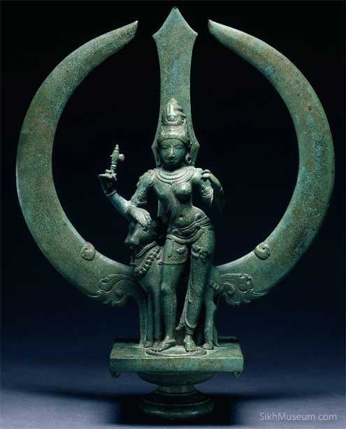 harpeetsubh's tweet photo. The Sikh Khanda evolved from Sanatan roots in the Indian civilizational matrix-

Central Khanda : Ancient Sanskrit term khadga. Durga & Kali wield it as symbol of knowledge cutting ignorance/evil — same meaning in Sikhi (truth vs falsehood).

Chakkar : Classic Chakra of Vishnu — eternity, cosmic order, oneness (Akal Purakh / Brahman). Represents infinity in Sanatan iconography.

Two Kirpans : Builds on ancient Raja-Rishi ideal — balancing worldly power & spiritual wisdom, seen in Hindu kings and dharma traditions.

The Chola Shiva Trishul (in the post) is pure Sanatan art. Visual similarity exists because Sikh symbols grew organically from shared Punjabi-Dharmic culture Vedic/Puranic martial & spiritual heritage.

Gurus refined these symbols for Khalsa — like Buddhism/Jainism did with Vedic roots — without erasing the eternal Sanatan framework.

@puneet_sahani @the_lama_singh 
@danvir_chauhan @JaipurDialogues 
@HPhobiaWatch @Lotus_indrajit