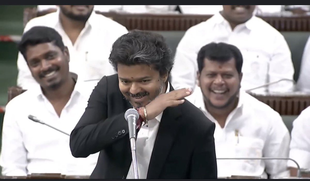 imohanmurugesan's tweet photo. கண்டவனை உள்ள விட்டா இப்படித்தான் ஆகும் 🥳.  தமிழ்நாட்டுக்கு  சோலி முடிஞ்சதுனு சொல்றான். மாற்றம் வேணும்னு ஓட்டு போட்டிங்கள்ல..🤡 
#TVKFailsTN #SofaModel #TharkuriVijay https://t.co/akOxgnVWPS