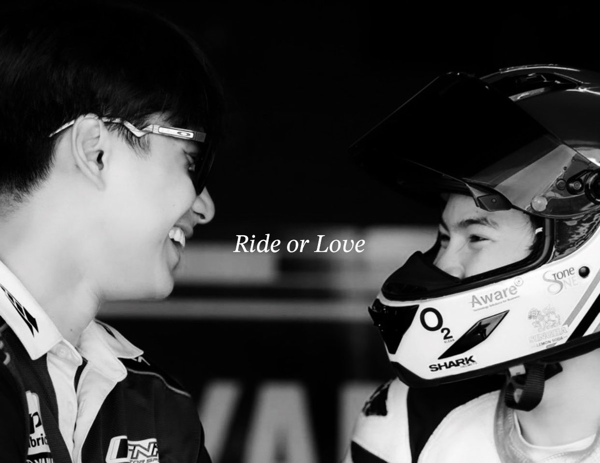 notexale's tweet photo. ; #OhmIng series AU: 𝐑𝐢𝐝𝐞 𝐨𝐫 𝐋𝐨𝐯𝐞

Ingga, mahasiswa baru yang cuma hidup buat balapan motor. 

Putra, senior semester empat yang terkenal disiplin, pintar, dan paling anti sama kelakuan absurd Ingga.

Hubungan mereka sudah buruk sejak hari pertama orientasi, saat Putra dengan sengaja mempermalukan Ingga di depan satu angkatan. Sejak saat itu, Ingga bersumpah bakal membenci seniornya tersebut selamanya.

Sampai sebuah taruhan konyol memaksa Ingga melakukan hal paling mustahil—Membuat senior yang paling dibencinya itu jadi pacarnya.