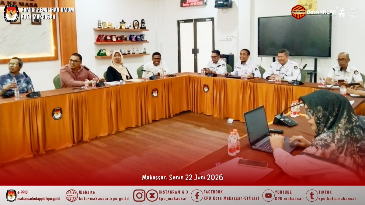 KpuMakassar7371's tweet photo. #TemanPemilih #SahabatKPUKotaMakassar Rapat Pleno Rutin, Senin 22/06/2026, berdasarkan Peraturan Komisi Pemilihan Umum (PKPU) Nomor 8 Tahun 2019 Pasal 60 ayat 2.

Rapat Pleno ini dihadiri langsung Ketua dan Anggota KPU, Sekretaris, Pejabat Eselon IV dan Fungsional KPU Kota Mks. https://t.co/r06vrSUvZw