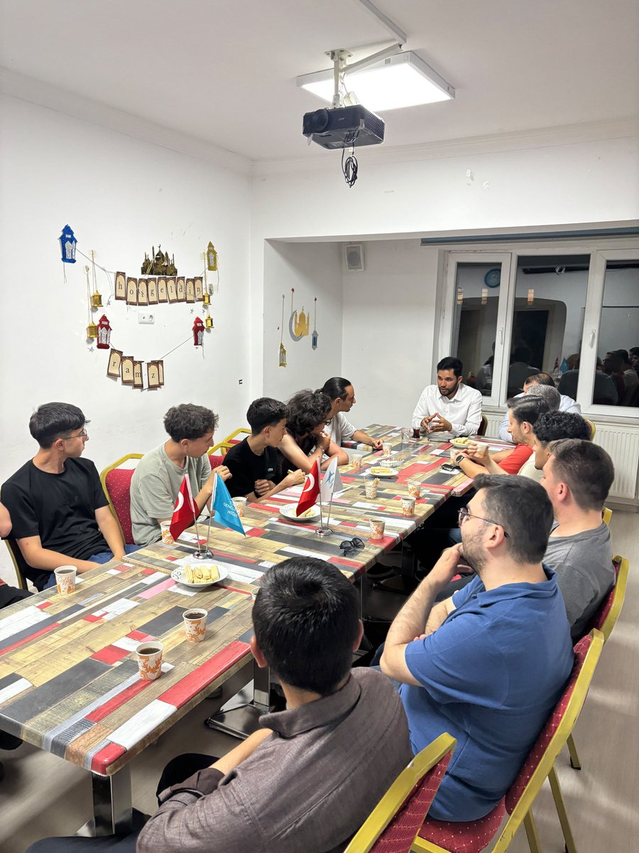 tugvanigde's tweet photo. Velhasıl sohbetleri kapsamında bu hafta "Dijital Dünyada Müslüman Kimliği: Sosyal Medya ve Nefis Terbiyesi" konusunu Niğde İl Vaizimiz Burak GİLDİR Beyefendinin katılımlarıyla işledik.

Sayın Hocamıza samimi ve hoş sohbetlerinden dolayı çok teşekkür ederiz. https://t.co/BiW0v19aEp