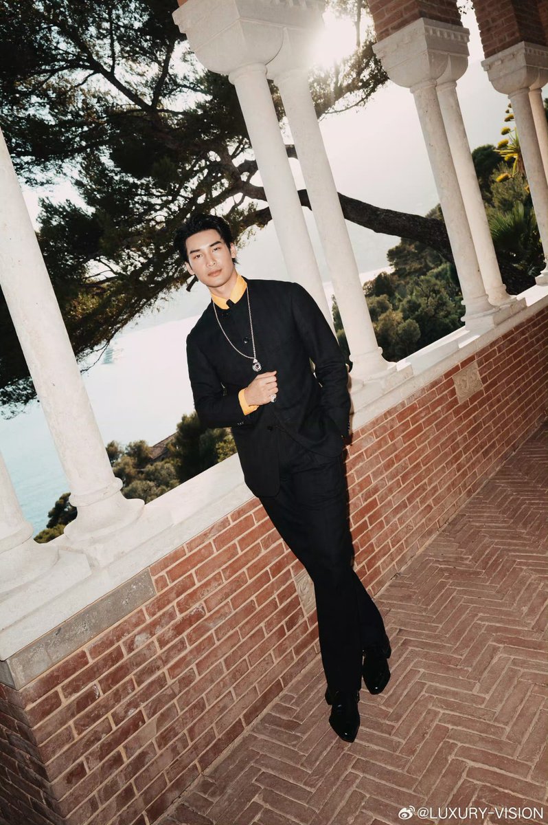ApoNattawinSg's tweet photo. Weibo: Luxury-Vision
6月17日晚，PIAGET伯爵于法国南部芒通西普里斯别墅（Villa Cypris）开启“Colours of Extraleganza 奢雅之彩”高级珠宝晚宴。坐拥地中海旖旎风光的盛会现场，两场高级珠宝主题大秀接连上演，于鎏光与色彩交织间，淋漓展现“Colours of Extraleganza 奢雅之彩”高级珠宝系列的璀璨魅力。
 
PIAGET伯爵全球品牌大使、泰国演员陈立波（@Nnattawin1 ）佩戴由彼得石雕琢而成的PIAGET伯爵Swinging Pebble坠饰时计，搭配镶嵌蓝宝石与钻石的PIAGET伯爵Golden Oasis系列Diamond Veil主题戒指瞩目亮相晚宴，于举手投足间流露鲜明个性与从容风范。

APO AT PIAGET GALA MENTON
#ApoNattawin #Piaget 
#ApoxPiagetColoursOfExtraleganza