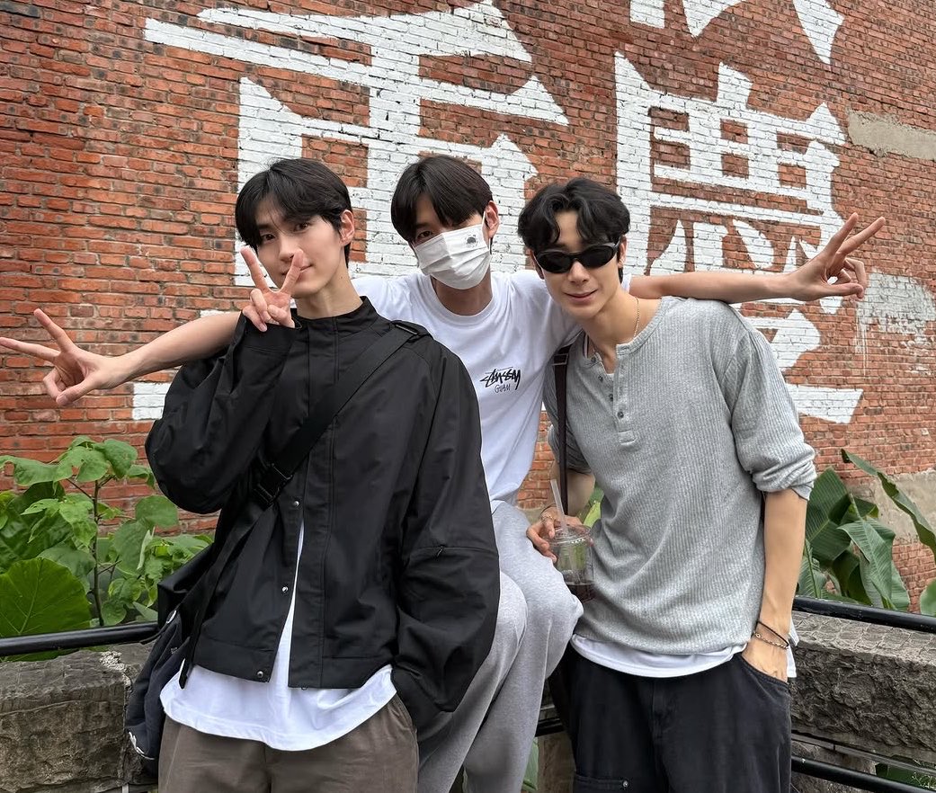 wwywcld's tweet photo. 가운데 이 초딩 먼디 https://t.co/Vqiy4pqu3T