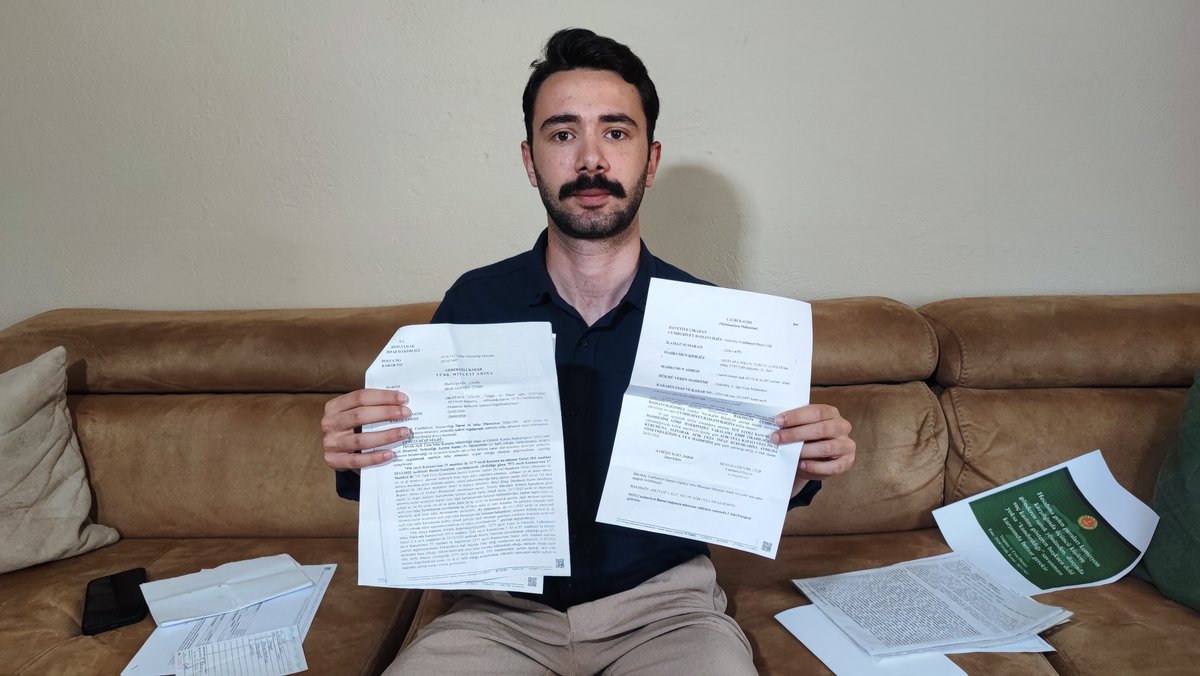 populergazeteTR's tweet photo. Adana'da çocukluk arkadaşına IBAN bilgilerini vermesinin ardından adı dolandırıcılık olaylarına karışan Mustafa Tolun, ABD'de Interpol tarafından yakalanarak Türkiye'ye iade edildi. https://t.co/YTR6ecFIXI