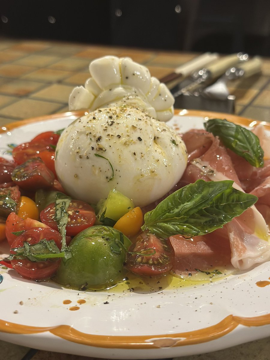 CHEESE_STAND's tweet photo. ＼CHEESE STANDのチーズを使った料理が食べられるお店紹介／

【chiliegio/福岡・桜坂】

ブッラータをどんっ！と使った一品とストラッチャテッラを使ったブルスケッタ🤤

シンプルな組み合わせにCHEESE STANDのフレッシュチーズがばっちり🧡

福岡・油山の
ABURAYAMA CHEESE STAND
でもフレッシュチーズ🧀たくさん作ってますよ🫶