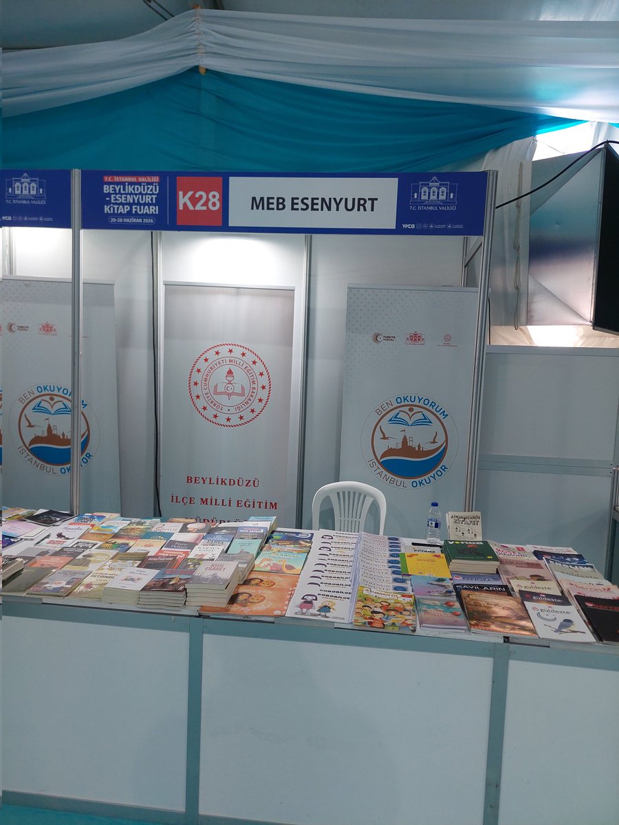 zarftumceli's tweet photo. Bugün, kitap fuarlarında kimsenin uğramadığı o standların birinde stand görevlisi oldum.😂 https://t.co/mldCSy1zXq