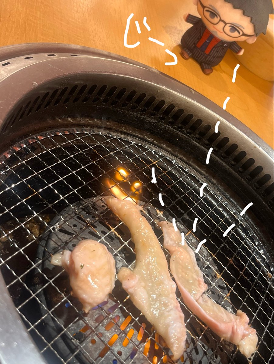 Sys246_'s tweet photo. 鶏皮をカリカリにしたいおじさん
VS
さっさと食べたい私
VS
またしても何も知らない友人

ﾌｧｲｯ https://t.co/beMfAsmfZi