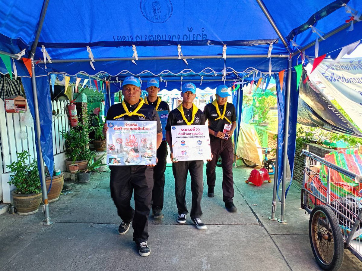 Jitarsarta's tweet photo. พล.1 รอ. โดย ช.พัน.1 ได้จัดกำลังพลชุดชป.กร. ลงพื้นที่ดำเนินกิจกรรม ประชาสัมพันธ์และสร้างการรับรู้แก่ประชาชน ในชุมชนรอบเขตพระราชฐานในพระองค์ฯ (บางเขน) กรุงเทพมหานคร จำนวน 4 ชุมชน โดยมุ่งเน้นการให้ความรู้เกี่ยวกับโทษ และพิษภัยของยาเสพติด เพื่อสร้างภูมิคุ้มกันทางสังคม https://t.co/R3ZPod1Dx5