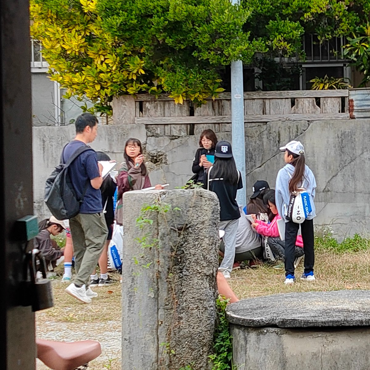 akimura_Tooji's tweet photo. 弊社壁の弾痕の跡。
夕方よく、小学校の社会科見学で訪れた低学年達がお母さんともっと幼い弟や妹に説明してるの見てほんとに立派だなと感心しています。その他にも給食当番に掃除当番、一人で登下校に災害時はみんなで避難。戦後81年、私は大いに若い世代に期待してますね。合掌🙏#慰霊の日 https://t.co/5AmvgeYwxl