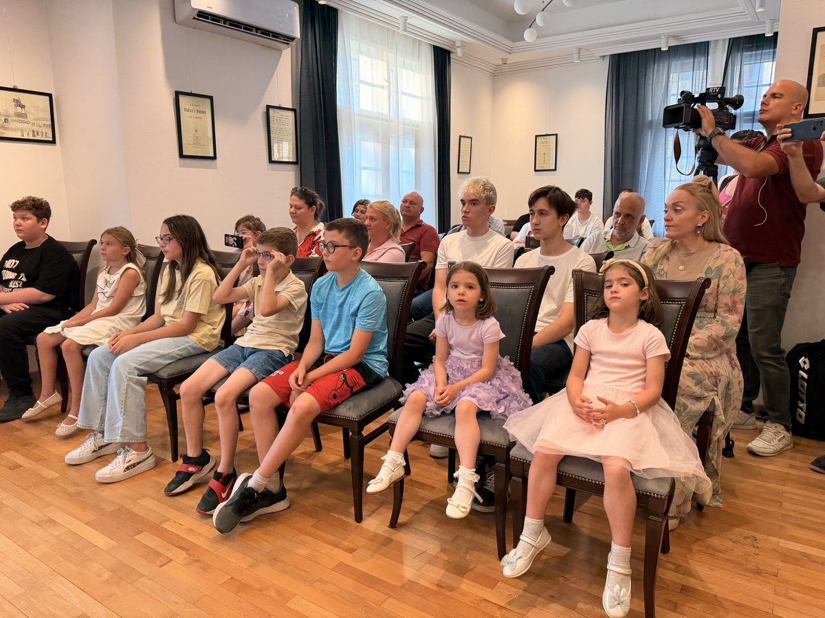 MarinPiukovic's tweet photo. Podjelom svjedodžbi prvoj generaciji polaznika u Beogradu završena je prva, povijesna godina nastave hrvatskog jezika!
Više na linku:
https://t.co/zowTCLRBz1 https://t.co/A9U7PWUSnW