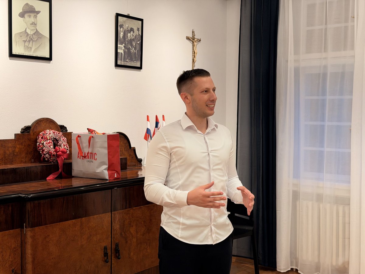 MarinPiukovic's tweet photo. Podjelom svjedodžbi prvoj generaciji polaznika u Beogradu završena je prva, povijesna godina nastave hrvatskog jezika!
Više na linku:
https://t.co/zowTCLRBz1 https://t.co/A9U7PWUSnW