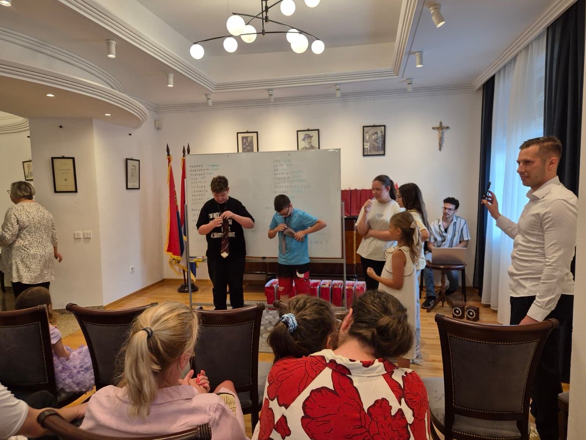 MarinPiukovic's tweet photo. Podjelom svjedodžbi prvoj generaciji polaznika u Beogradu završena je prva, povijesna godina nastave hrvatskog jezika!
Više na linku:
https://t.co/zowTCLRBz1 https://t.co/A9U7PWUSnW