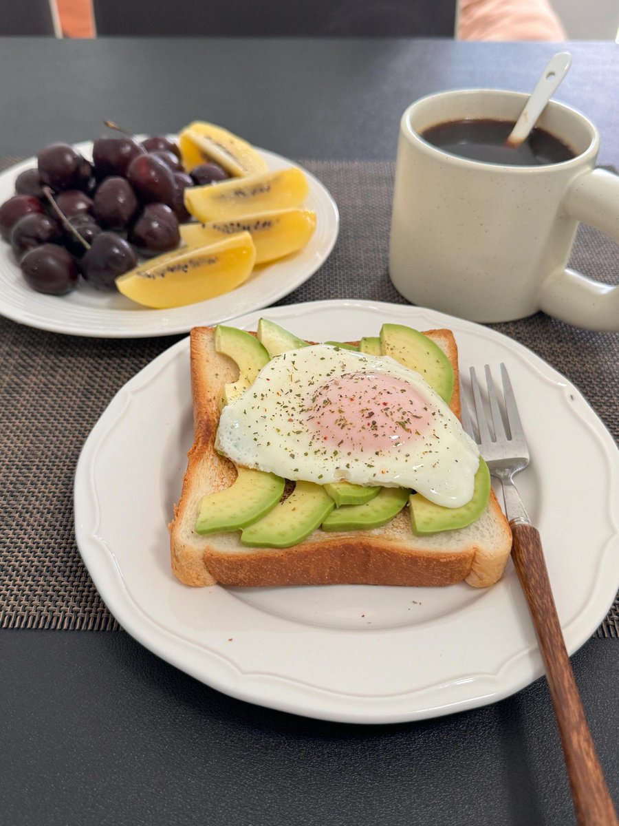 nama1220_'s tweet photo. Just had the easiest, yummiest avocado toast with a sprinkle of chili flakes and a fried egg for brunch—perfect start to the weekend! https://t.co/YQvlMMBG3E