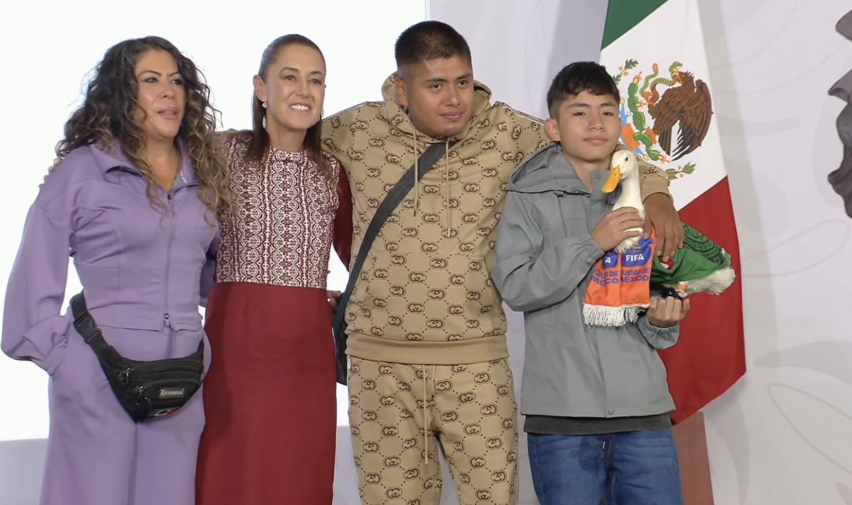 luisghernan's tweet photo. Qué historia la del Pato Merlín:

Una madre soltera comerciante va con sus hijos y su pequeña mascota, Merlín, un simpático pato vestido con la camiseta de la selección, al festejo popular en el Ángel, para vender su mercancía 

Alguien los graba y el video del patito se vuelve viral y desata euforia

El patito se hace famoso en todo el mundo y su dueña es invitada a Palacio Nacional para conocer a la Presidenta @Claudiashein quién le ofrece apoyo y respaldo para que pueda mejorar su nivel de vida y el de sus hijos gracias a la explotación comercial del simpático animalito, que desplazó a las multimillonarias mascotas oficiales del Mundial 2026

tan tan 

¿A poco no somos una chingonería de país?