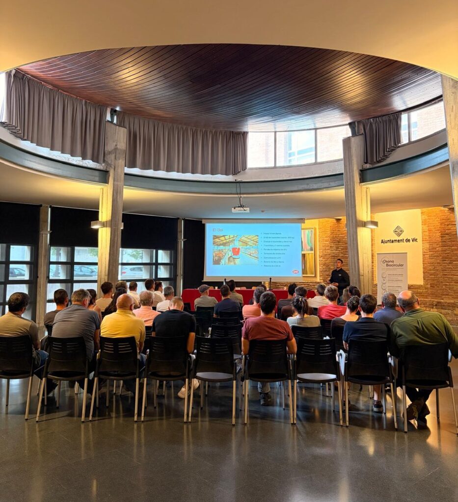 Creaccio's tweet photo. 🐮 Osona Biocircular organitza jornada “L’era de l’alimentació automatitzada”, sobre digitalització del boví de llet, amb @DeLaval , Lely, Kuhn i el CT BETA.

Tecnologia per guanyar eficiència, reduir càrregues de treball i modernitzar les explotacions.
👉 https://t.co/Fh219T2tEg https://t.co/MoIvsV8XZX