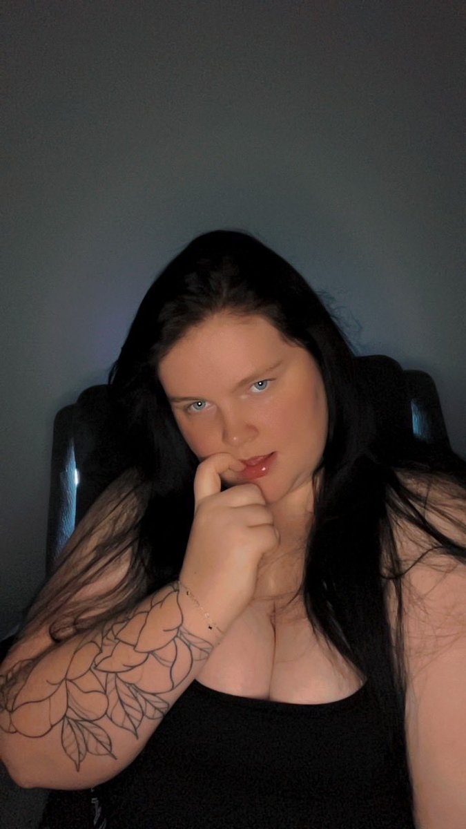 mamat69699's tweet photo. How bad do you want mommy? Show me who can be a good boy 😈 https://t.co/3f6iJrmfHw