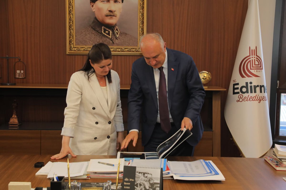 iskignmudurlugu's tweet photo. 📍 İSKİ Genel Müdürümüz Sayın Doç. Dr. Şafak Başa, Edirne Belediyesi’ni ziyaret ederek Belediye Başkanı Sayın Filiz Gencan ve ekibiyle bir araya geldi.

💧 Gerçekleştirilen görüşmede; akıllı su yönetimi ve SCADA sistemlerimizin uygulanması başta olmak üzere, Edirne’nin altyapı projeleri üzerine kapsamlı değerlendirmelerde bulundu.

🌿 Nazik ev sahiplikleri için Sayın Filiz Gencan’a ve Edirne Belediyesi ailesine teşekkür ediyoruz.

🤝 Yerel yönetimler arasında geliştirilen bilgi ve deneyim paylaşımının, daha güçlü altyapılar ve daha sürdürülebilir şehirler için önemli bir değer oluşturduğuna inanıyoruz.